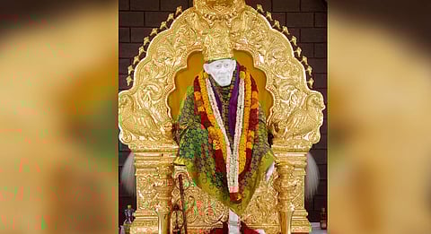 சிறப்பு வழிபாட்டிற்குற்குப் பின்னர் முழு அலங்காரத்தில் காட்சியளித்த பாபா.