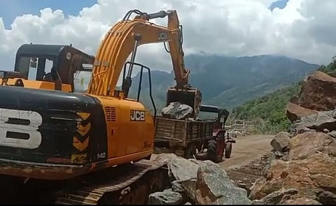 போடிமெட்டு மலைச்சாலையில் புதன்கிழமை பாறை சரிவுகளை அகற்றும் பணி.