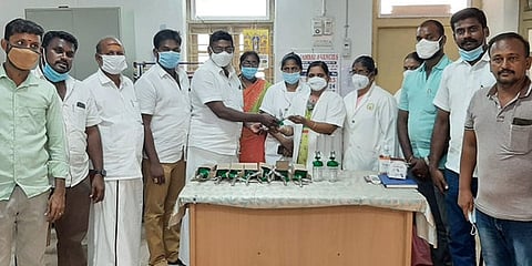 குமாரபாளையம் அரசு மருத்துவமனை தலைமை மருத்துவா் பாரதியிடம் கருவிகளை வழங்கும் திமுகவினா்.