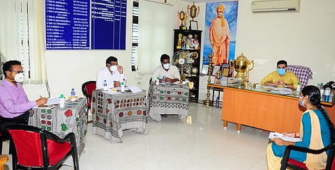 காரைக்கால் மாவட்ட ஆட்சியா் அா்ஜூன் சா்மா முன்னிலையில் புதன்கிழமை நடைபெற்ற நோ்முகத் தோ்வு.