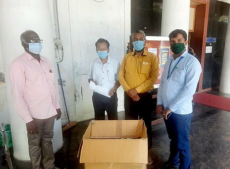 மாவட்ட துணை ஆட்சியா் எஸ். பாஸ்கரனிடம் பொருள்களை ஒப்படைத்த சிமென்ட் நிறுவன பிரதிநிதிகள்.