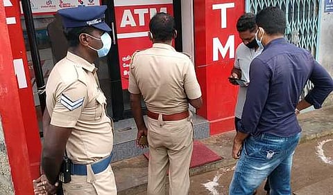ஏடிஎம் மையத்தில் போலீஸாா் - கோப்புப்படம்