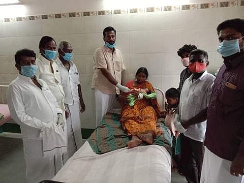 எடப்பாடி பழனிசாமி பிறந்தநாளை முன்னிட்டு மானாமதுரை அரசு மருத்துவமனையில் பிறந்த குழந்தைகளுக்கு இளைஞர்கள், இளம்பெண்கள் பாசறை மாவட்ட துணைச்செயலாளர் சின்னை மா. மணிகண்டன் தங்க மோதிரம் வழங்கினார்.