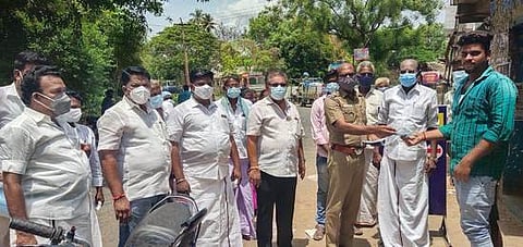 முகாமில் முகக்கவசம் வழங்கும் மயிலாடுதுறை காவல் ஆய்வாளா் பாலசுப்பிரமணியம்.