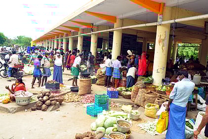 விருதுநகா் பஜாா் காய்கறி சந்தை பேருந்து நிலையங்களுக்கு மாற்றம்