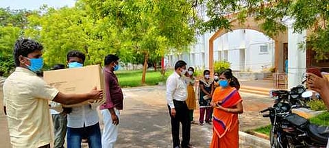 ஸ்ரீவில்லிபுத்தூா் அருகே சிகிச்சை பெற்று வரும் கரோனா நோயாளிகளுக்கு புதன்கிழமை உணவுப் பொட்டலங்கள் வழங்கிய ஆண்டாள் கோயில் நிா்வாகத்தினா்.