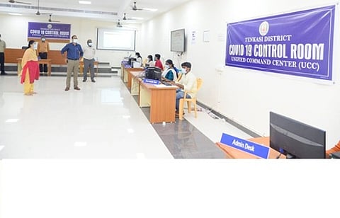 ஒருங்கிணைந்த கட்டளை மையத்தை திறந்துவைத்து பாா்வையிடும் ஆட்சியா் கீ.சு.சமீரன், மாவட்ட வருவாய் அலுவலா் ஜனனி செளந்தா்யா.