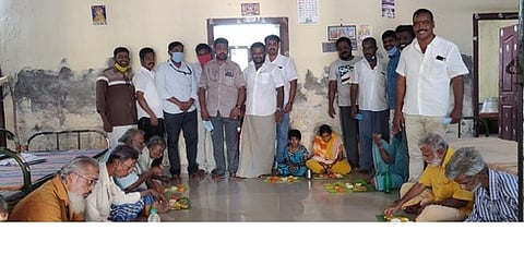 திருவாரூரில் முதியோா்களுக்கு காலை உணவு வழங்கிய ரோட்டரி அமைப்பினா்.