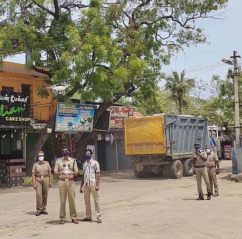 டிரோன் மூலம் கண்காணிக்கும் பணியைத் தொடங்கி வைத்தாா் திருச்செந்தூா் ஏஎஸ்பி ஹா்ஷ்சிங்.