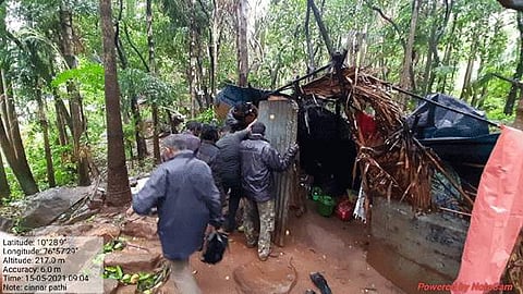பொள்ளாச்சி அருகே காற்றுடன் பெய்த மழைக்கு சேதமடைந்துள்ள மலைவாழ் மக்களின் ஏழு வீடுகள்.