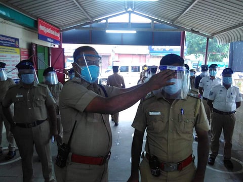 அவிநாசி உள்கோட்ட காவலர்களுக்கு கண்ணாடி முகக்கவசம் வழங்கல் .