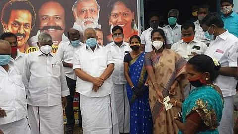 இளையான்குடி ஒன்றியம் கண்ணமங்கலம் தொடக்க வேளாண்மை கூட்டுறவு கடன் சங்க ரேஷன் கடையில் சட்டப்பேரவை உறுப்பினர் தமிழரசி பயனாளிகளுக்கு கரோனா நிவாரணம் வழங்கினார்.