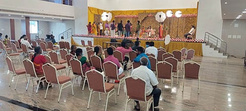 காட்டூா் பகுதியில் ஞாயிற்றுக்கிழமை அதிகக் கூட்டமின்றி நடைபெற்ற திருமணம்.