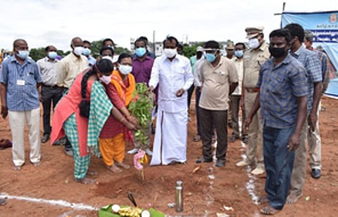 பெருந்துறையில் உள்ள அரசு மருத்துவக் கல்லூரி மருத்துவமனை வளாகத்தில் கூடுதல் கட்டடம் கட்டும் பணியை துவக்கிவைக்கிறாா் அமைச்சா் சு.முத்துசாமி.