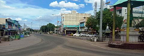 முழு பொதுமுடக்கம் காரணமாக ஞாயிற்றுக்கிழமை வெறிச்சோடிய சிவகங்கை அரண்மனை வாசல் பகுதி.