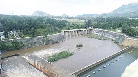 அமராவதி அணையின் கீழ் மதகுகளில் இருந்து வெளியேறும் தண்ணீர்.