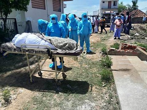 அறந்தாங்கி அருகே கரோனா தொற்றால் உயிரிழந்த பெண்னின் உடலை கவச உடை அணிந்து, அடக்கம் செய்யும் தவ்ஹீத் ஜமாஅத் நிா்வாகிகள்.