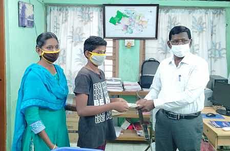 ராஜபாளையத்தில் முதல்வரின் கரோனா நிவாரண நிதிக்கு வட்டாட்சியா் ரெங்கநாதனிடம் ரூ.1000-ஐ ஞாயிற்றுக்கிழமை வழங்கிய சிறுவன் நிரஞ்சன் குமாா்.