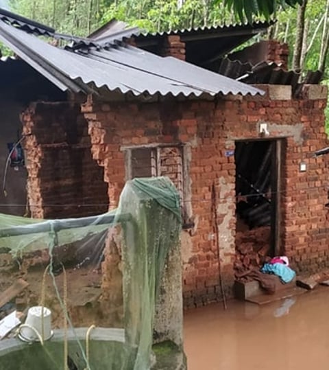 திருநந்திக்கரை அருகே மூலைப் பாகம் பகுதியில் மழைக்கு சேதமடைந்த வீடு.