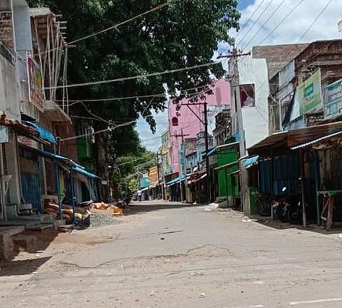 திருச்சுழியில் ஞாயிற்றுக்கிழமை தளர்வுகளற்ற முழு ஊரடங்கை முன்னிட்டு அனைத்துக் கடைகளும் பூட்டப்பட்டு ஆளரவமின்றி வெறிச்சோடிய கடைவீதி.