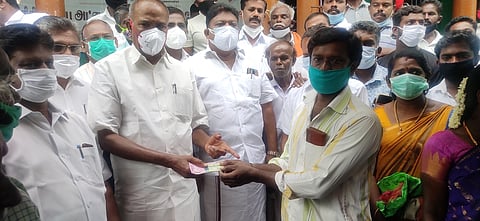 பணகுடி நியாயவிலைக் கடையில் கரோனா நிவாரணத் தொகை வழங்கினாா் பேரவைத் தலைவா் மு. அப்பாவு