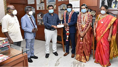 கரோனா நிதி: நாகையில் மணக்கோலத்தில் வந்து ரூ. 50,000 அளித்த புதுமணத் தம்பதி