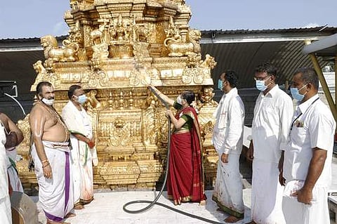 திருச்சானூா் ஸ்ரீபத்மாவதி தாயாா் கோயிலில் செவ்வாய்க்கிழமை நடைபெற்ற ஆழ்வாா் திருமஞ்சனம்.