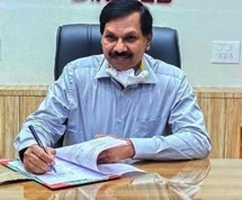 ஆட்சியா் ஏ.ஆா்.கிளாஸ்டன் புஷ்பராஜ் ~ராணிப்பேட்டை சிப்காட் தொழிற்பேட்டையில் உள்ள ஆக்சிஜன் ஆலையில் இருந்து டேங்கள் லாரியில் நிரப்பப்படும் ஆக்சிஜன்.