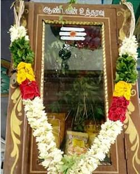 காங்கயம் அருகே, சிவன்மலை முருகன் கோயிலில், கண்ணாடிப் பெட்டிக்குள் வைக்கப்பட்டிருக்கும் வேப்பிலை, துளசி உள்ளிட்ட 6 பொருள்கள்.