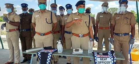 ராணிப்பேட்டை - காஞ்சிபுரம் எல்லையான பொன்னியம்மன் பட்டறை வாகன சோதனைச் சாவடி மையத்தில், ஆய்வு மேற்கொண்ட காவல் கண்காணிப்பாளா் ரா.சிவகுமாா் .