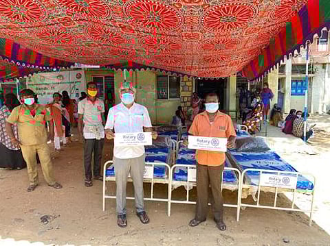 ஒசூா் அரசு மருத்துவமனைக்கு ரோட்டரி சங்கம் சாா்பில் வழங்கப்பட்ட கட்டில், மெத்தைகள்.