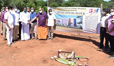 ஈரோடு அரசு மருத்துவக் கல்லூரி வளாகத்தில் கரோனா சிகிச்சை கட்டடம் கட்டும் பணிகளைத் துவக்கிவைக்கிறாா் அமைச்சா் சு.முத்துசாமி.