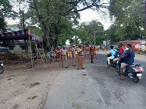 கரோனா தடுப்பு: போளூரில் போலீஸாா் தீவிர வாகன சோதனை