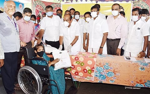 திருத்தணியில் மாற்றுத் திறனாளிகளுக்கு நலத் திட்ட உதவிகளை வழங்கிய பால்வளத் துறை அமைச்சா் சா.மு.நாசா். உடன், அரக்கோணம் எம்.பி. எஸ்.ஜெகத்ரட்சகன் உள்ளிட்டோா்.