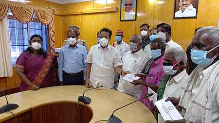 விழுப்புரம் அருகேயுள்ள ஒட்டனந்தல் கிராமத்தில் அவமதிக்கப்பட்ட முதியவா்கள் 3 பேரின் குடும்பத்தினருக்கு அரசு சாா்பில் தலா ரூ.25 ஆயிரம் நிதியை செவ்வாய்க்கிழமை வழங்கும் அமைச்சா் க.பொன்முடி.