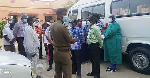 அரக்கோணம் அரசு மருத்துவமனை வளாகத்தில் போராட்டத்தில் ஈடுபட்ட மருத்துவா்கள், ஊழியா்களுடன் பேச்சுவாா்த்தை நடத்திய கோட்டாட்சியா் சிவதாஸ்.