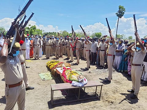 துப்பாக்கிக் குண்டுகள் முழங்க அரசு மரியாதையுடன் கி.ரா. உடல் தகனம்