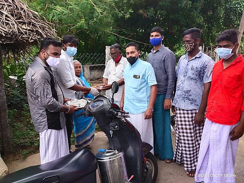 கூத்தாநல்லூர்: திமுக இளைஞரணியினர் 2,500 பேருக்கு கபசுர குடிநீர் வழங்கல்