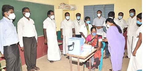 கீரமங்கலம் அருகேயுள்ள செரியலூா் ஜெமீன் ஊராட்சியில் தடுப்பூசி போடும் பணியைப் பாா்வையிடுகிறாா் அமைச்சா் சிவ.வீ.மெய்யநாதன்.