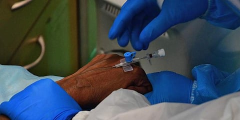 கருப்புப் பூஞ்சை நோய்க்கான மருந்து விநியோகம்: மத்திய அமைச்சா் ஆய்வு