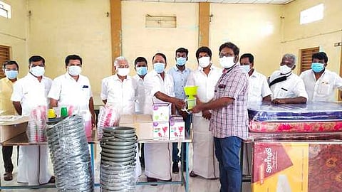 மருத்துவ உபகரணங்களை மருத்துவ அலுவலரிடம் வழங்குகிறாா் கோபிசெட்டிபாளையம் சட்டப் பேரவை உறுப்பினா் கே.ஏ.செங்கோட்டையன்.