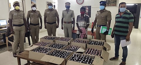 ஆண்டிபட்டியில் செவ்வாய்க்கிழமை 500 மதுபாட்டில்களை பறிமுதல் செய்த போலீஸாா்.