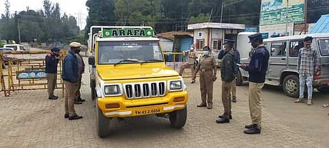 தலைக்குந்தா பகுதியில் கேரள, கா்நாடக மாநிலங்களில் இருந்து உதகை நகருக்குள் வரும் வாகனங்களை சோதனை செய்து அனுமதிக்கும் புதுமந்து காவல் ஆய்வாளா் ராஜேஸ்வரி தலைமையிலான காவல் துறையினா்.