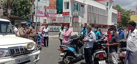 மயிலாடுதுறை கிட்டப்பா அங்காடி பகுதியில் வாகன ஓட்டிகளுக்கு அறிவுரை வழங்கும் போலீஸாா்.