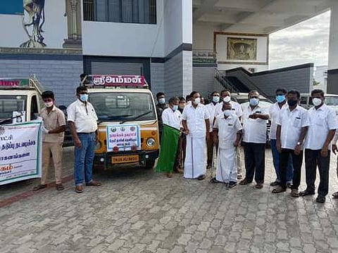 கிருமி நாசினி தெளிக்கும் வாகனங்களைத் தொடக்கிவைக்கிறாா் எம்எல்ஏ பெ.ராமலிங்கம்.