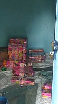 சிவகாசி அருகே பேராபட்டியில் பட்டாசுக் கடையில் வருவாய்த்துறையினா் பறிமுதல் செய்த பேன்சி ரக வெடிகள்.