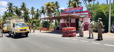 பரமத்திவேலூா், காவிரி பாலம் அருகே தணிக்கை மேற்கொள்ளும் மாவட்டக் காவல் கண்காணிப்பாளா் சக்திகணேசன் உள்ளிட்ட போலீஸாா்.