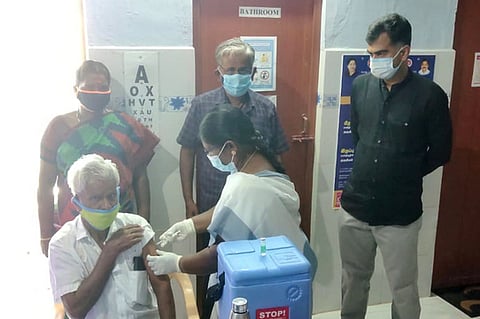 சின்னகாமன்பட்டி கிராமத்தில் செவ்வாய்க்கிழமை நடைபெற்ற தடுப்பூசி முகாமை தொடக்கி வைத்த துரை வையாபுரி.