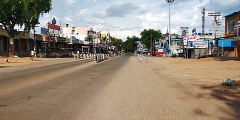 வாழப்பாடியில் வெறிச்சோடிக் காணப்படும் பேருந்து நிலையம், பிரதான கடைவீதி பகுதி.