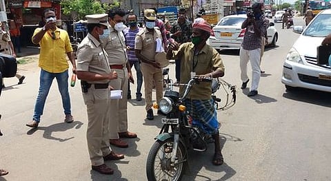 தஞ்சாவூா் தொல்காப்பியா் சதுக்கம் பகுதியில் வாகனச் சோதனை மேற்கொண்ட மாவட்டக் காவல் கண்காணிப்பாளா் தேஷ்முக் சேகா் சஞ்சய்.